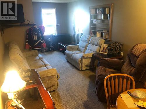 5744 Vermillion Street, Edgewater, BC - Indoor Photo Showing Living Room