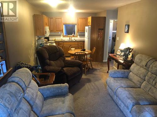 5744 Vermillion Street, Edgewater, BC - Indoor Photo Showing Living Room