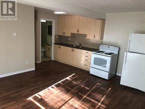 5744 Vermillion Street, Edgewater, BC - Indoor Photo Showing Kitchen