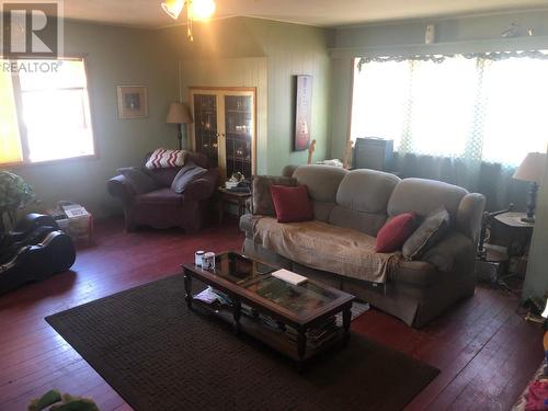 5744 Vermillion Street, Edgewater, BC - Indoor Photo Showing Living Room