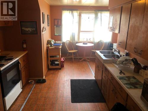 5744 Vermillion Street, Edgewater, BC - Indoor Photo Showing Kitchen With Double Sink