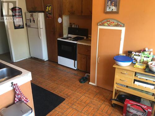 5744 Vermillion Street, Edgewater, BC - Indoor Photo Showing Kitchen