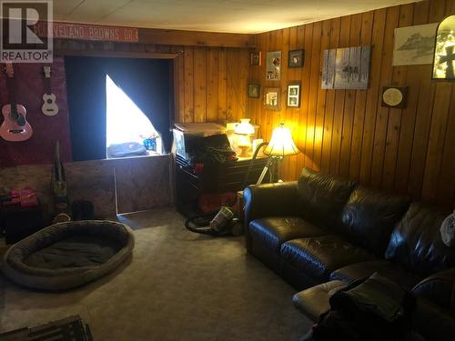 5744 Vermillion Street, Edgewater, BC - Indoor Photo Showing Living Room