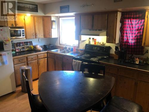 5744 Vermillion Street, Edgewater, BC - Indoor Photo Showing Kitchen With Double Sink