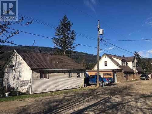 5744 Vermillion Street, Edgewater, BC - Outdoor