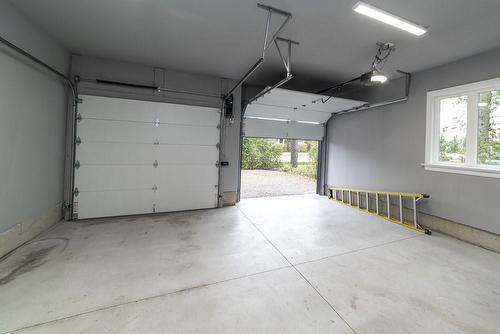 290 Southcote Road, Ancaster, ON - Indoor Photo Showing Garage