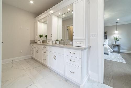 290 Southcote Road, Ancaster, ON - Indoor Photo Showing Bathroom