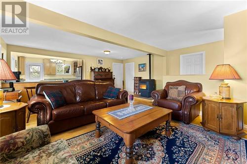 66 Sinkhole Trail, Westmeath, ON - Indoor Photo Showing Living Room