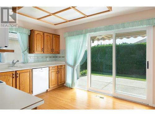 595 Yates Road Unit# 83, Kelowna, BC - Indoor Photo Showing Kitchen