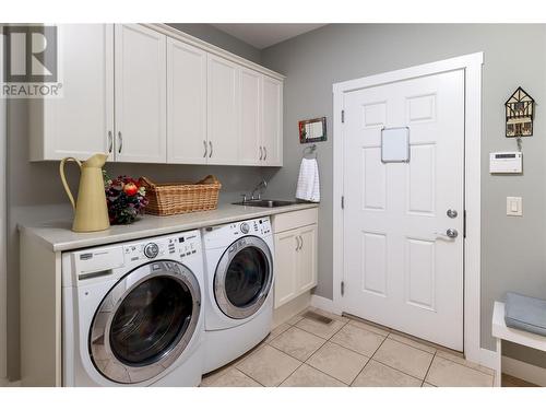 4174 Gallaghers Fairway S, Kelowna, BC - Indoor Photo Showing Laundry Room