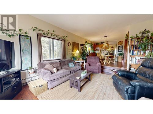 4719 Cariboo Drive, 108 Mile Ranch, BC - Indoor Photo Showing Living Room