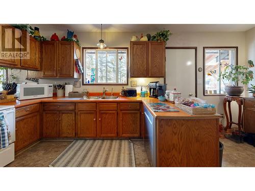 4719 Cariboo Drive, 108 Mile Ranch, BC - Indoor Photo Showing Kitchen With Double Sink