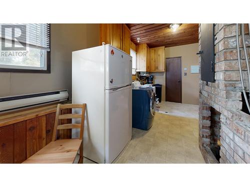 4719 Cariboo Drive, 108 Mile Ranch, BC - Indoor Photo Showing Kitchen