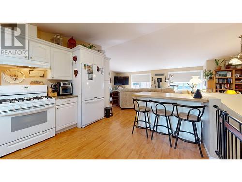 4719 Cariboo Drive, 108 Mile Ranch, BC - Indoor Photo Showing Kitchen