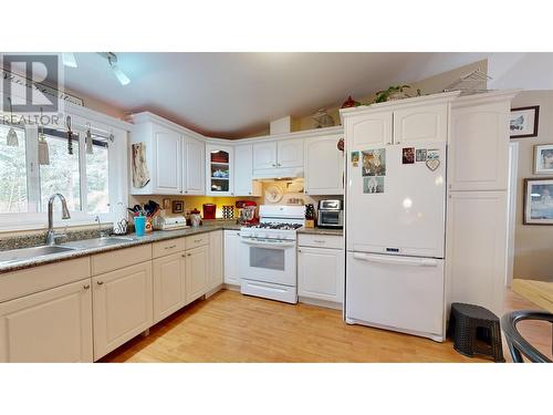 4719 Cariboo Drive, 108 Mile Ranch, BC - Indoor Photo Showing Kitchen With Double Sink