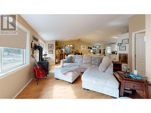 4719 Cariboo Drive, 108 Mile Ranch, BC - Indoor Photo Showing Living Room