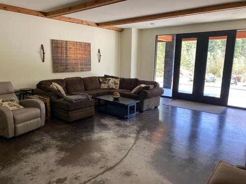 8660 Riverside Drive, Grand Forks, BC - Indoor Photo Showing Living Room