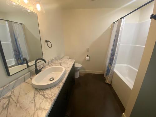 8660 Riverside Drive, Grand Forks, BC - Indoor Photo Showing Bathroom