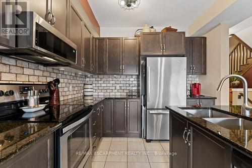 84 Severino Circle, West Lincoln, ON - Indoor Photo Showing Kitchen With Double Sink With Upgraded Kitchen