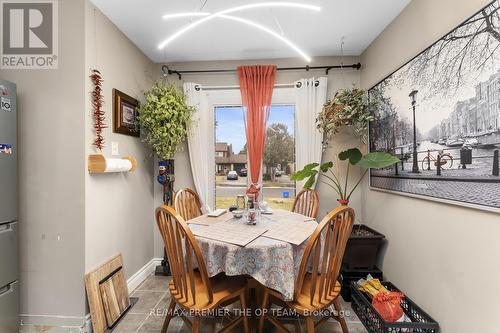 7 Springburn Cres, Aurora, ON - Indoor Photo Showing Dining Room