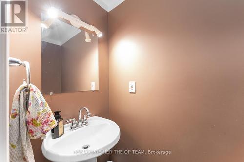 7 Springburn Cres, Aurora, ON - Indoor Photo Showing Bathroom