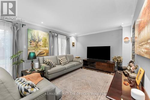 7 Springburn Cres, Aurora, ON - Indoor Photo Showing Living Room