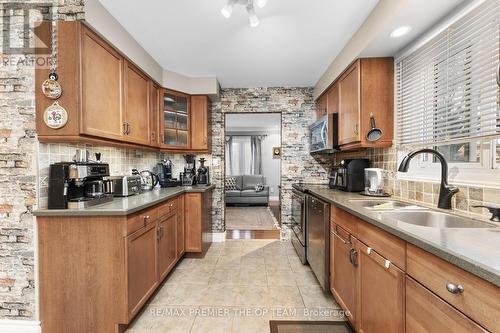 7 Springburn Cres, Aurora, ON - Indoor Photo Showing Kitchen With Double Sink