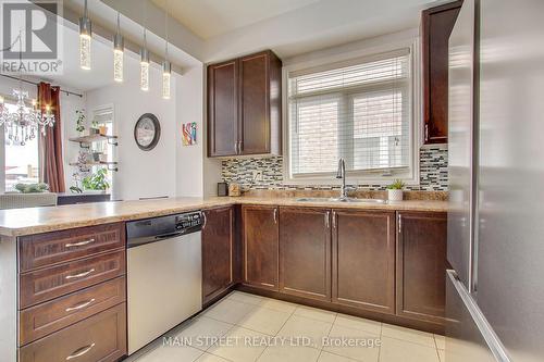 18 Corwin Drive, Bradford West Gwillimbury, ON - Indoor Photo Showing Kitchen With Double Sink