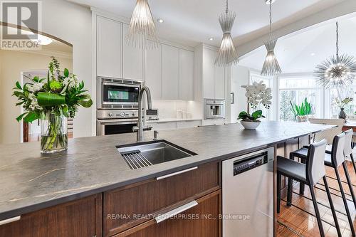 1230 Queen Victoria Ave, Mississauga, ON - Indoor Photo Showing Kitchen