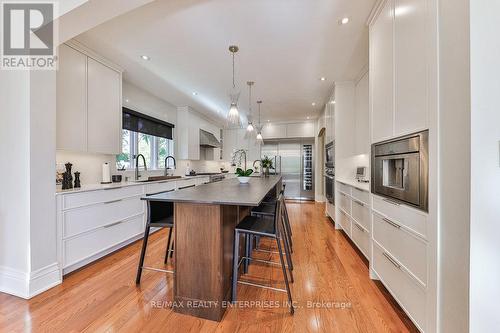 1230 Queen Victoria Ave, Mississauga, ON - Indoor Photo Showing Kitchen With Upgraded Kitchen