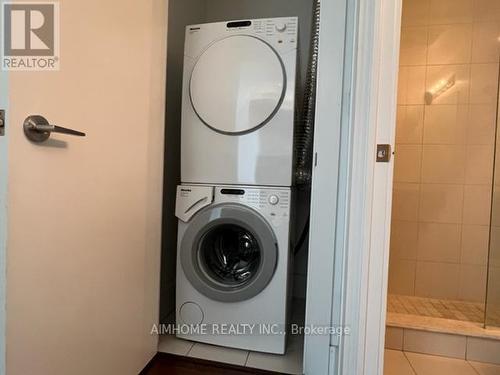 505 - 39 Queens Quay E, Toronto, ON - Indoor Photo Showing Laundry Room