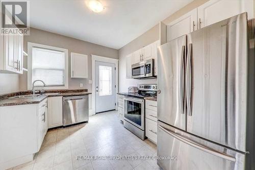 159 Agnes St, Oshawa, ON - Indoor Photo Showing Kitchen With Upgraded Kitchen