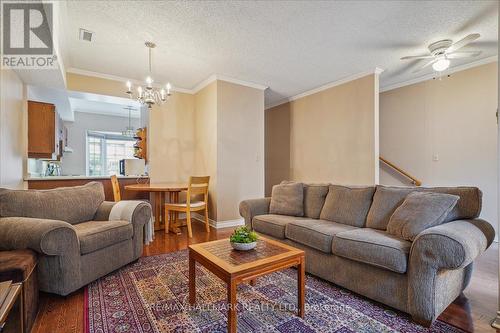 #11 -110 Mary St W, Whitby, ON - Indoor Photo Showing Living Room
