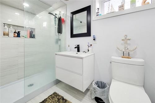 996 Barton Street, Stoney Creek, ON - Indoor Photo Showing Bathroom