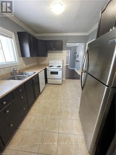 53 Albert St W, Thorold, ON - Indoor Photo Showing Kitchen With Double Sink