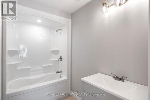 137 St George St, Welland, ON - Indoor Photo Showing Bathroom