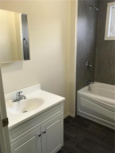 312 9Th Avenue S, Swan River, MB - Indoor Photo Showing Bathroom