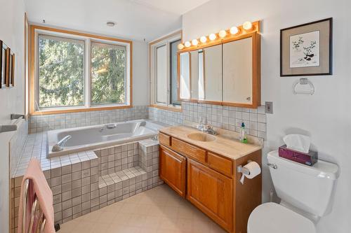 12185 Highway 3A, Boswell, BC - Indoor Photo Showing Bathroom