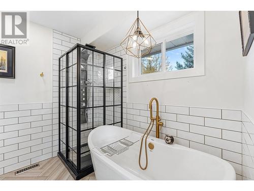 1605 Crawford Road, Kelowna, BC - Indoor Photo Showing Bathroom