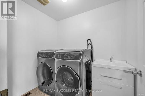 465 Hillbury Dr, Mississauga, ON - Indoor Photo Showing Laundry Room