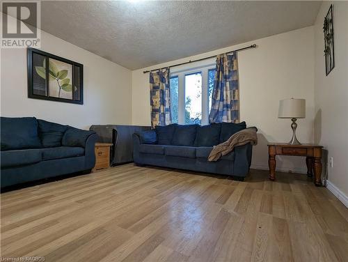 517 2Nd Street W, Owen Sound, ON - Indoor Photo Showing Living Room