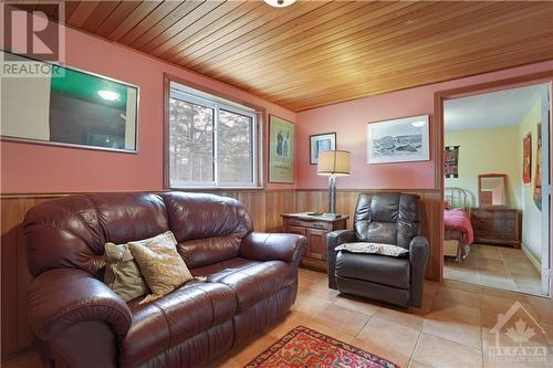 186 Baillie Avenue, Constance Bay, ON - Indoor Photo Showing Living Room
