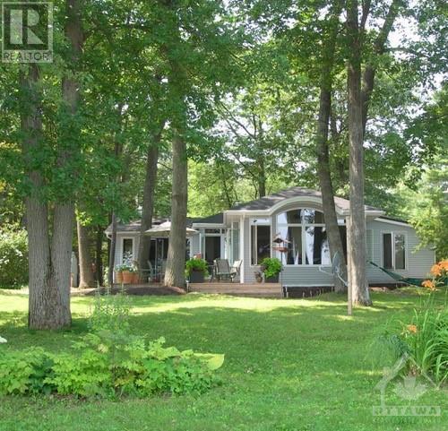 Summer yard is sheltered by the canopy of granddaddy oak trees - 186 Baillie Avenue, Constance Bay, ON - Outdoor