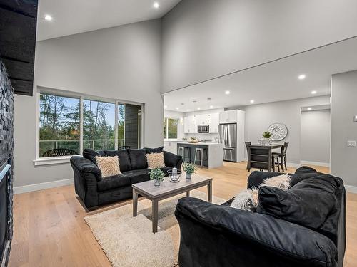 3240 Klanawa Cres, Courtenay, BC - Indoor Photo Showing Living Room