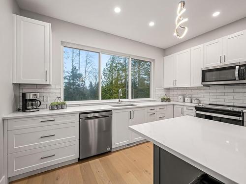 3240 Klanawa Cres, Courtenay, BC - Indoor Photo Showing Kitchen With Upgraded Kitchen