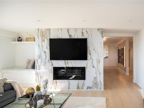 966 Saturna Pl, Saanich, BC - Indoor Photo Showing Living Room With Fireplace