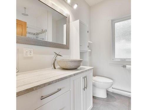 225 Mariners Way, Mayne Island, BC - Indoor Photo Showing Bathroom