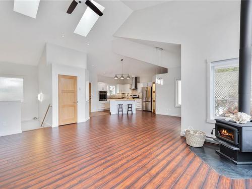 225 Mariners Way, Mayne Island, BC - Indoor Photo Showing Living Room