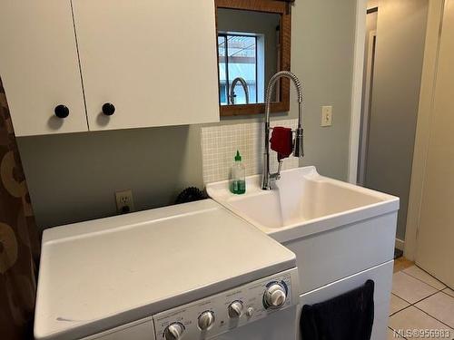 818 Buttercup Rd, Gabriola Island, BC - Indoor Photo Showing Laundry Room
