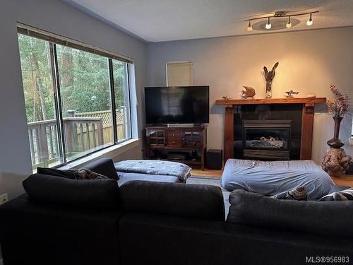 818 Buttercup Rd, Gabriola Island, BC - Indoor Photo Showing Living Room With Fireplace